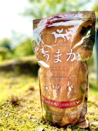 うまかドッグフードのパッケージ。国産鶏肉「華味鳥」使用、無添加・小型犬向けのプレミアムフード